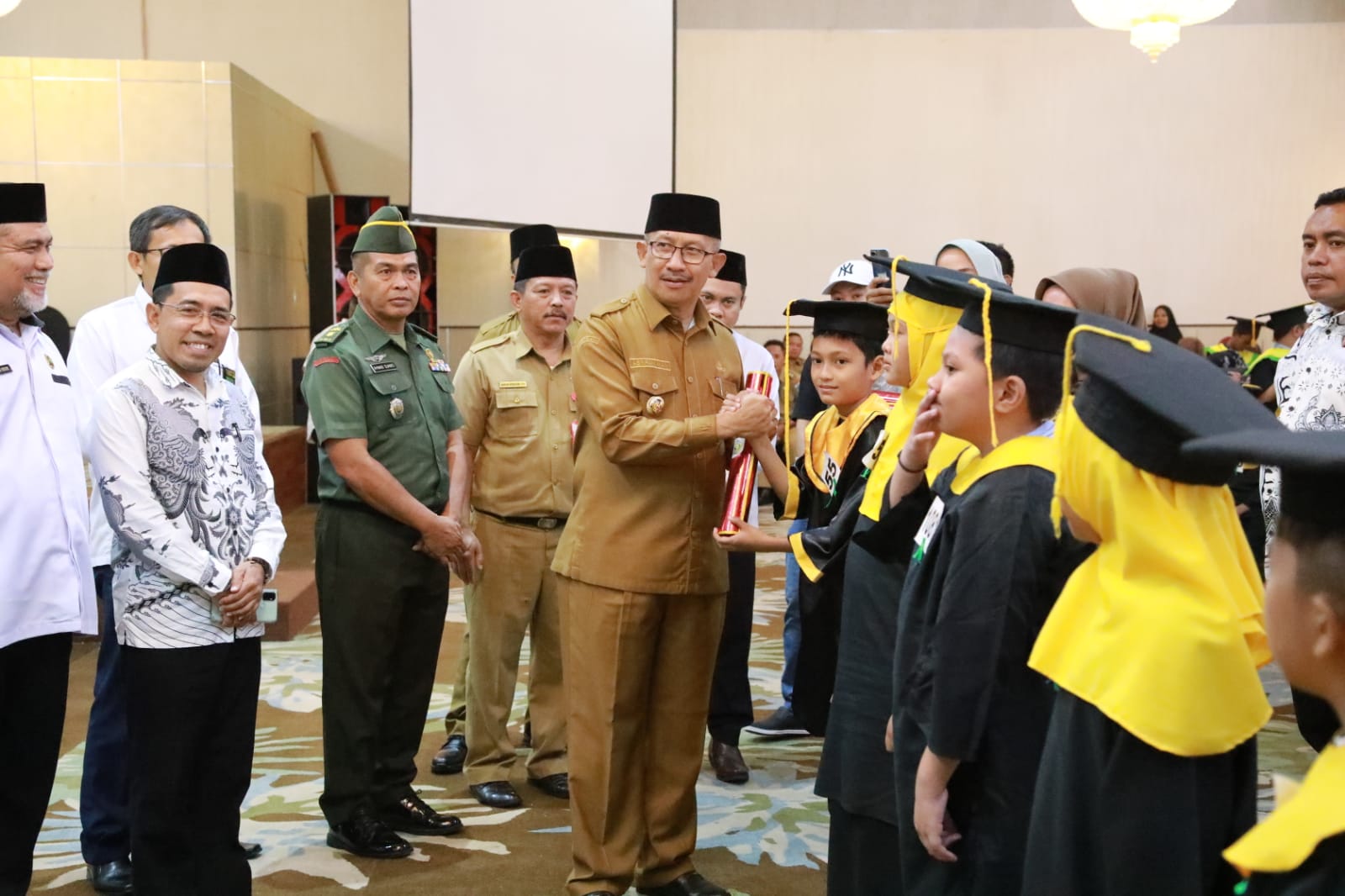 Pj. Wali Kota, Dr. Drs. Hi. Asripan Nani., M.Si Wisuda 1115 Santri